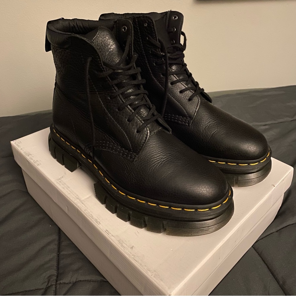 USED DR MARTENS Rikard Leather Platform Lace Up Boots Pebbled Leather Size 8
